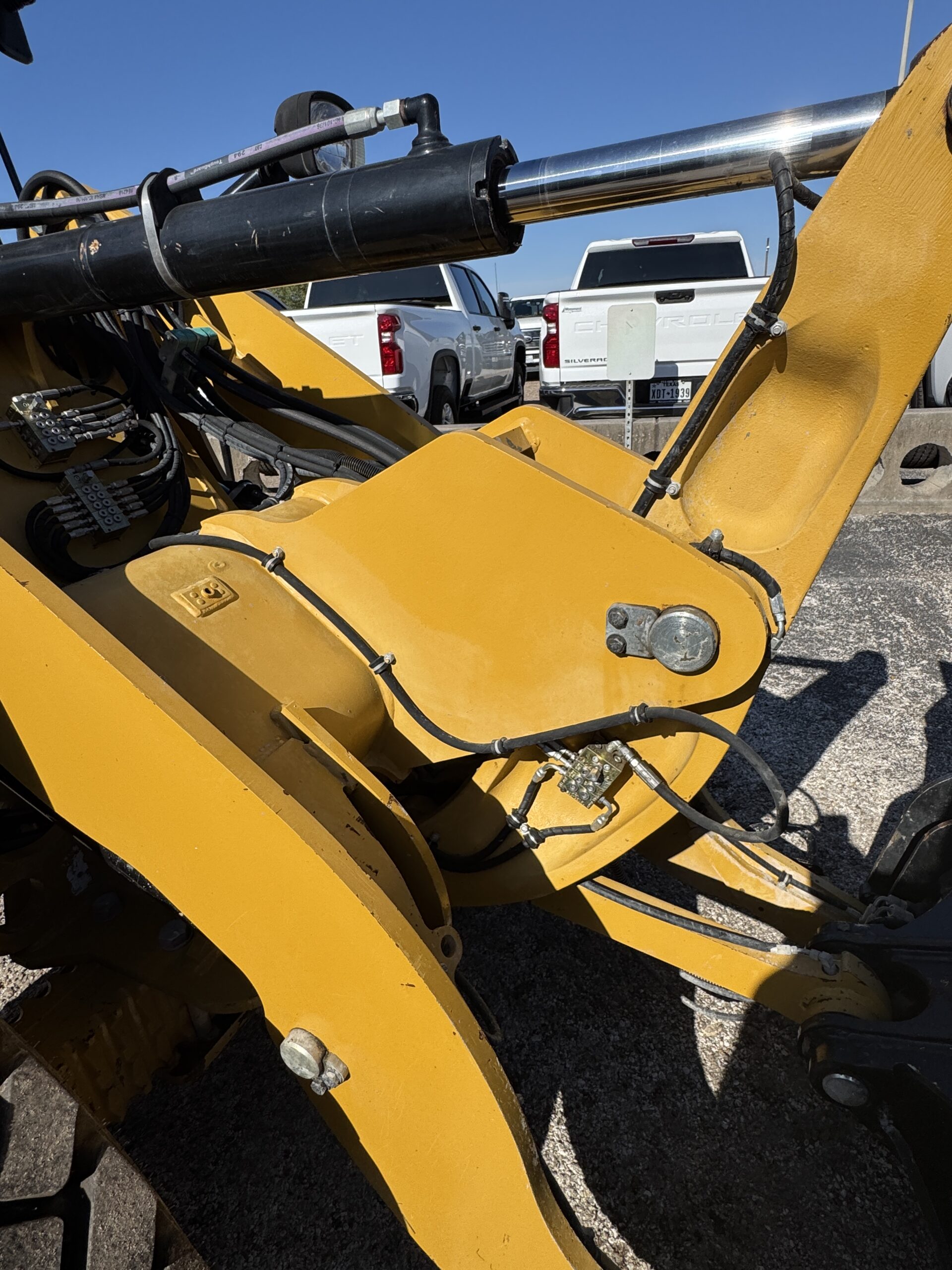 Used Cat 906M #4313 showing auto lube system details