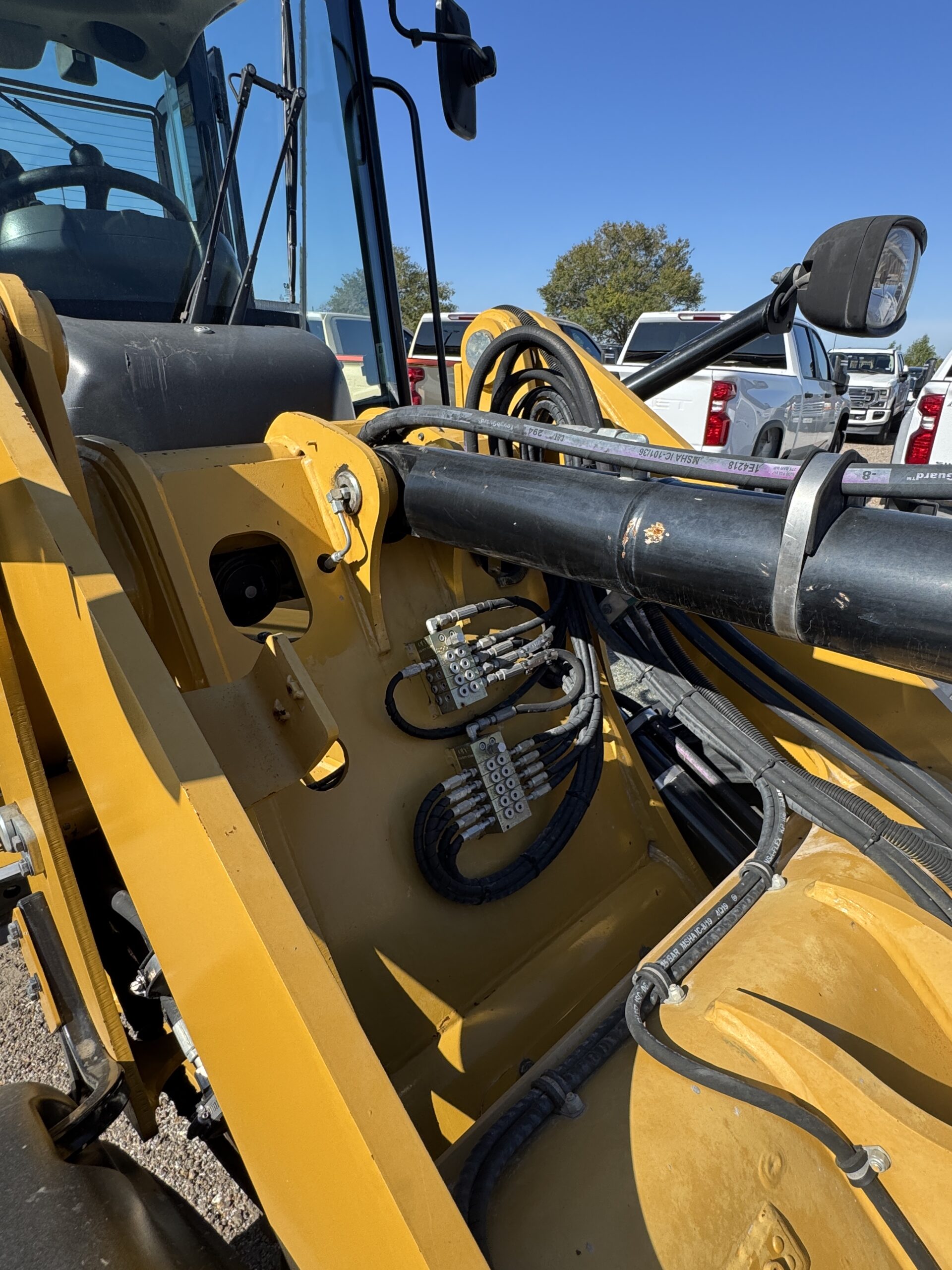 Used Cat 906M #4313 showing hydraulic system details