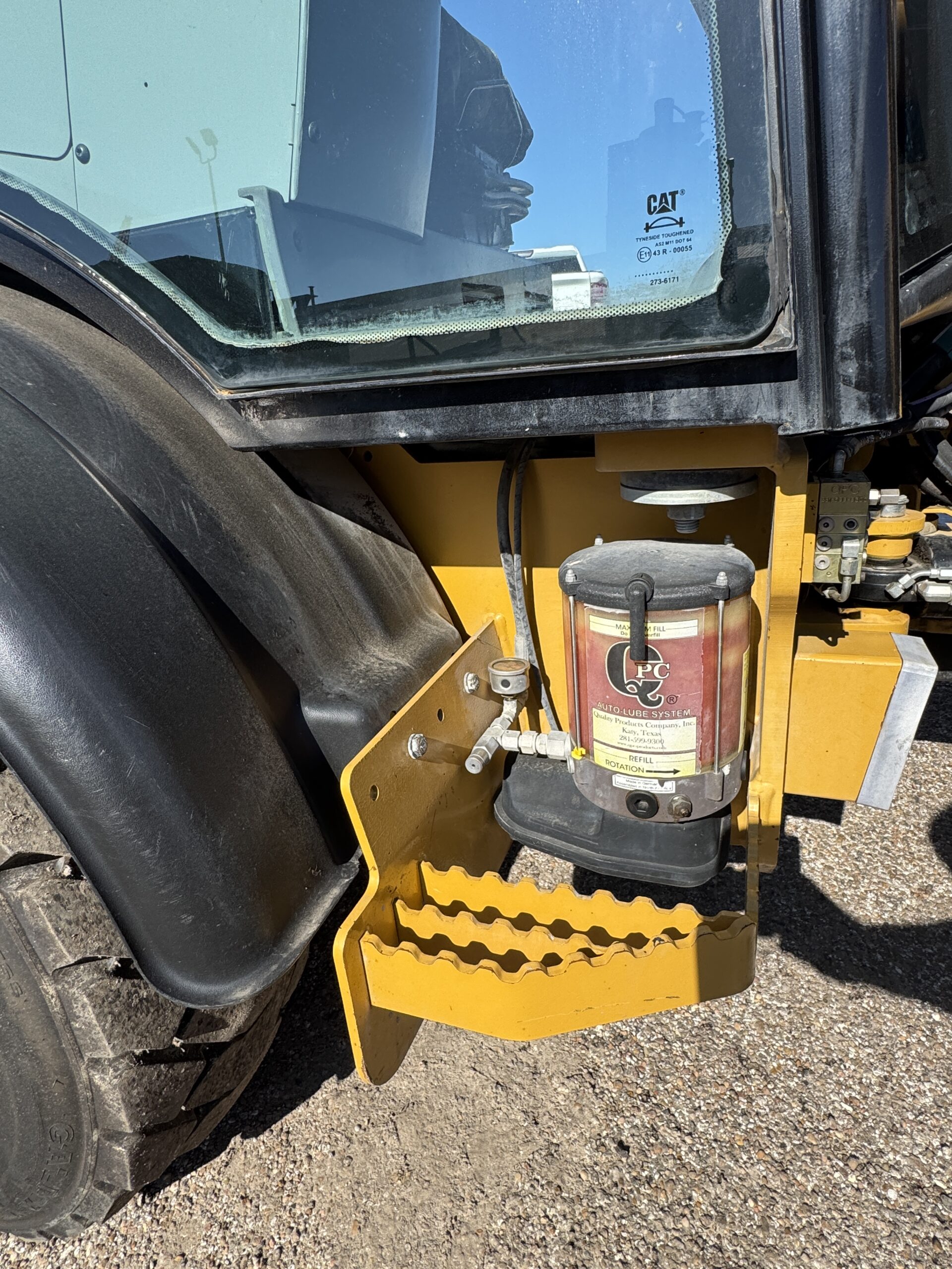 Used Cat 906M #4313 showing auto lube system details