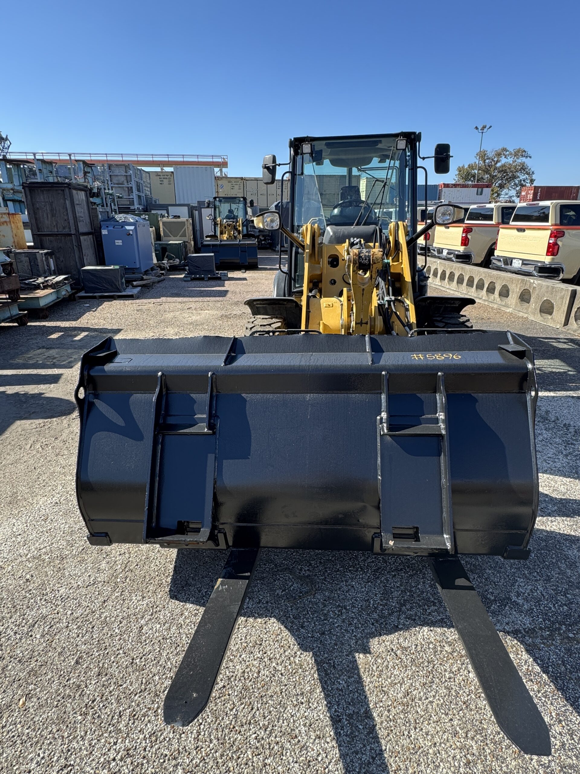 Quick coupler bucket on Cat 906M for fast attachment swaps