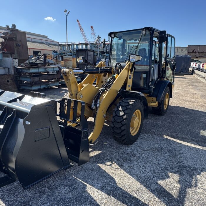 Quick coupler mechanism on Cat 906M for fast attachment swaps