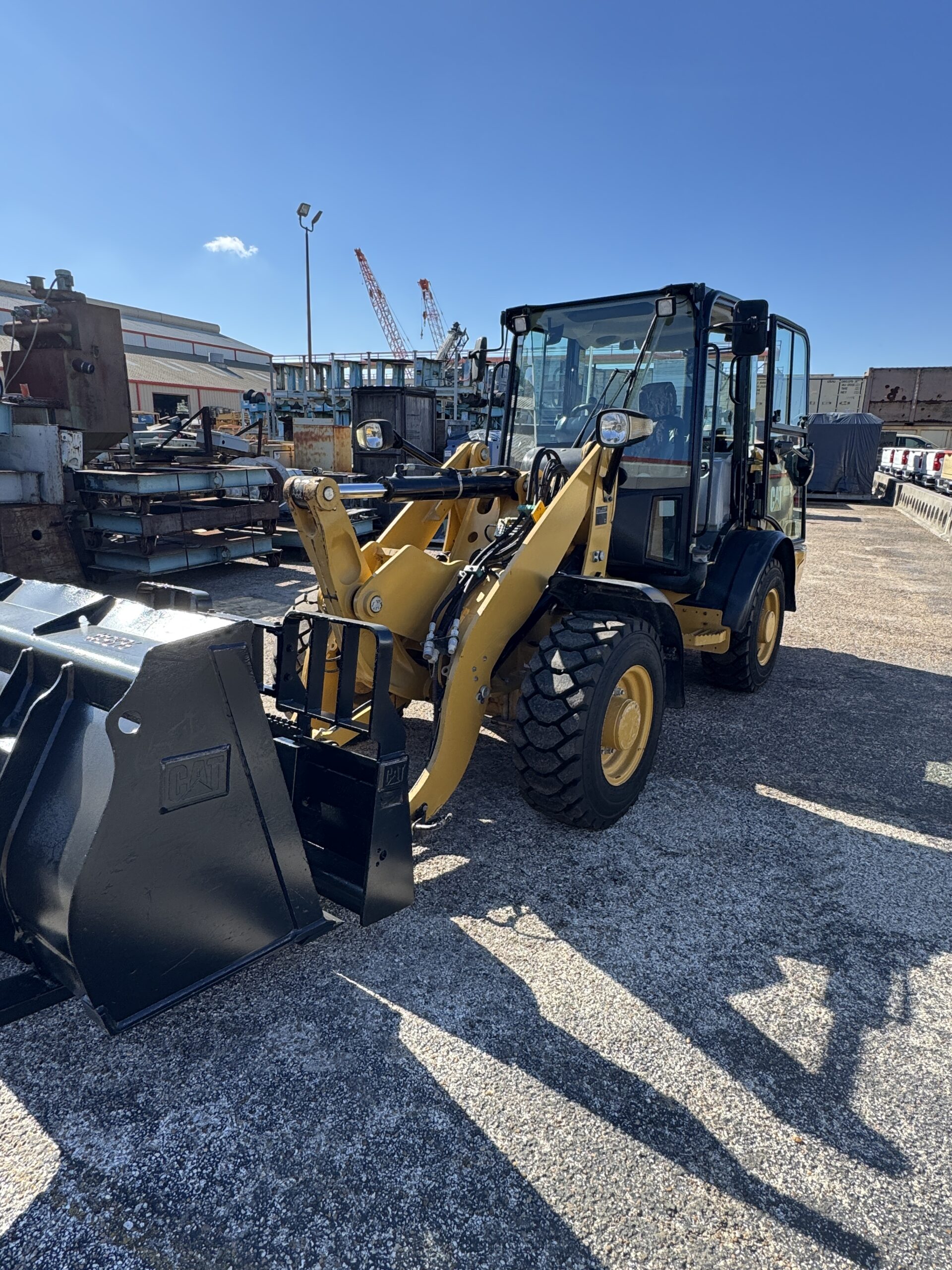 Quick coupler mechanism on Cat 906M for fast attachment swaps