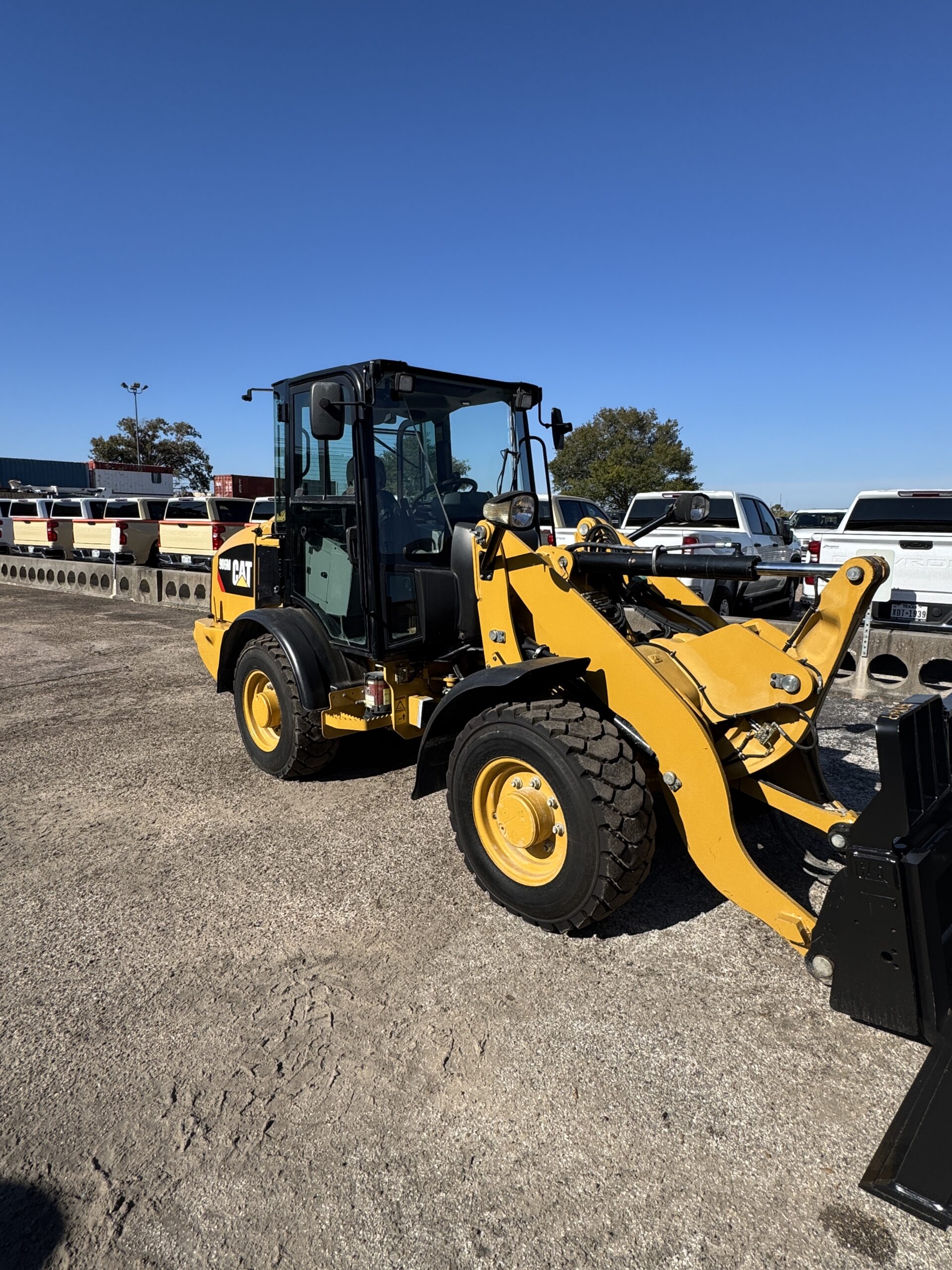 Front right side view of compact Cat 906M loader with bucket