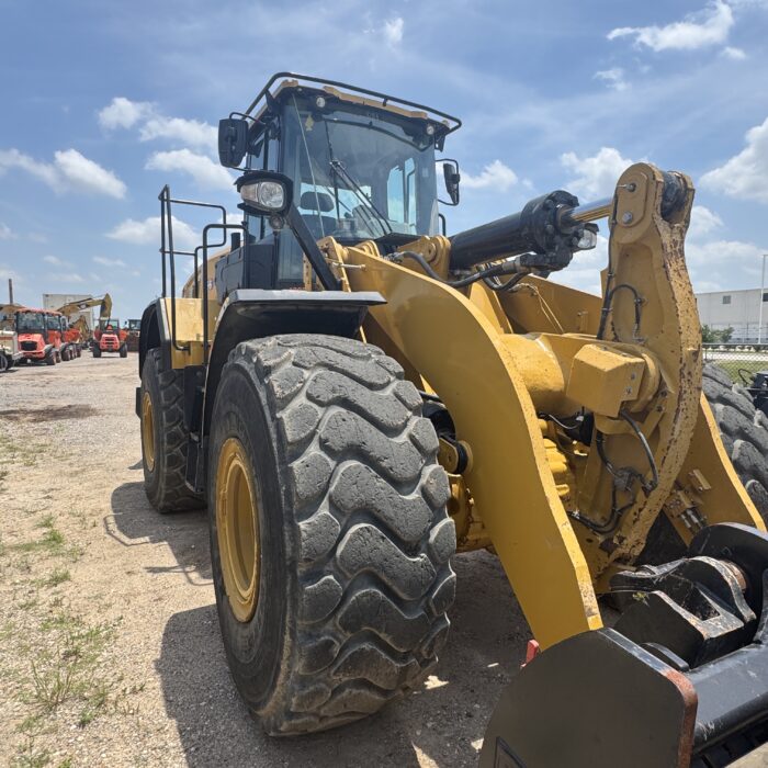 Premium 966KM Cat wheel loader with quick coupler system, side front left view.