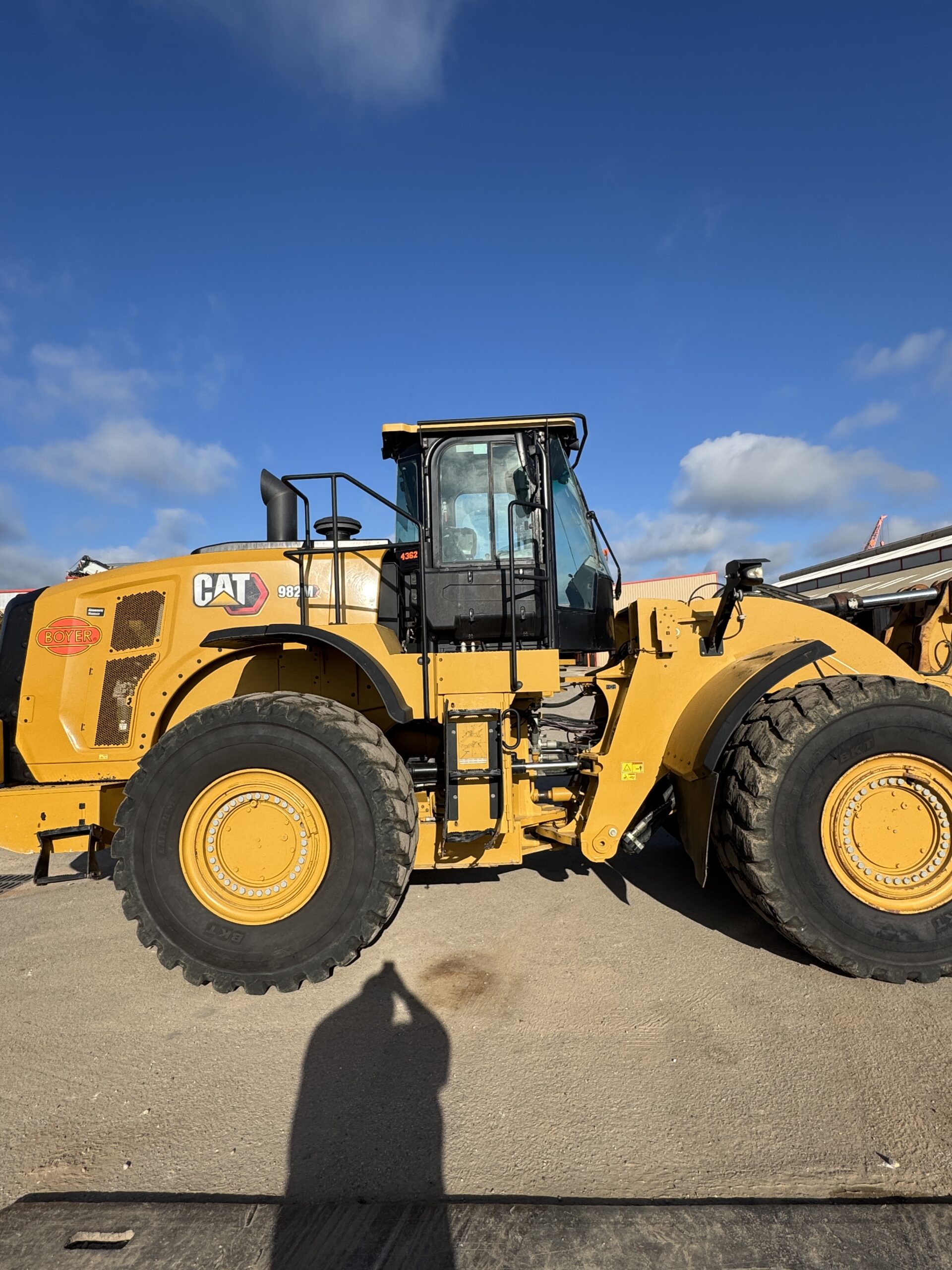 Right side profile 2 of 982M loader showing large tire and robust frame