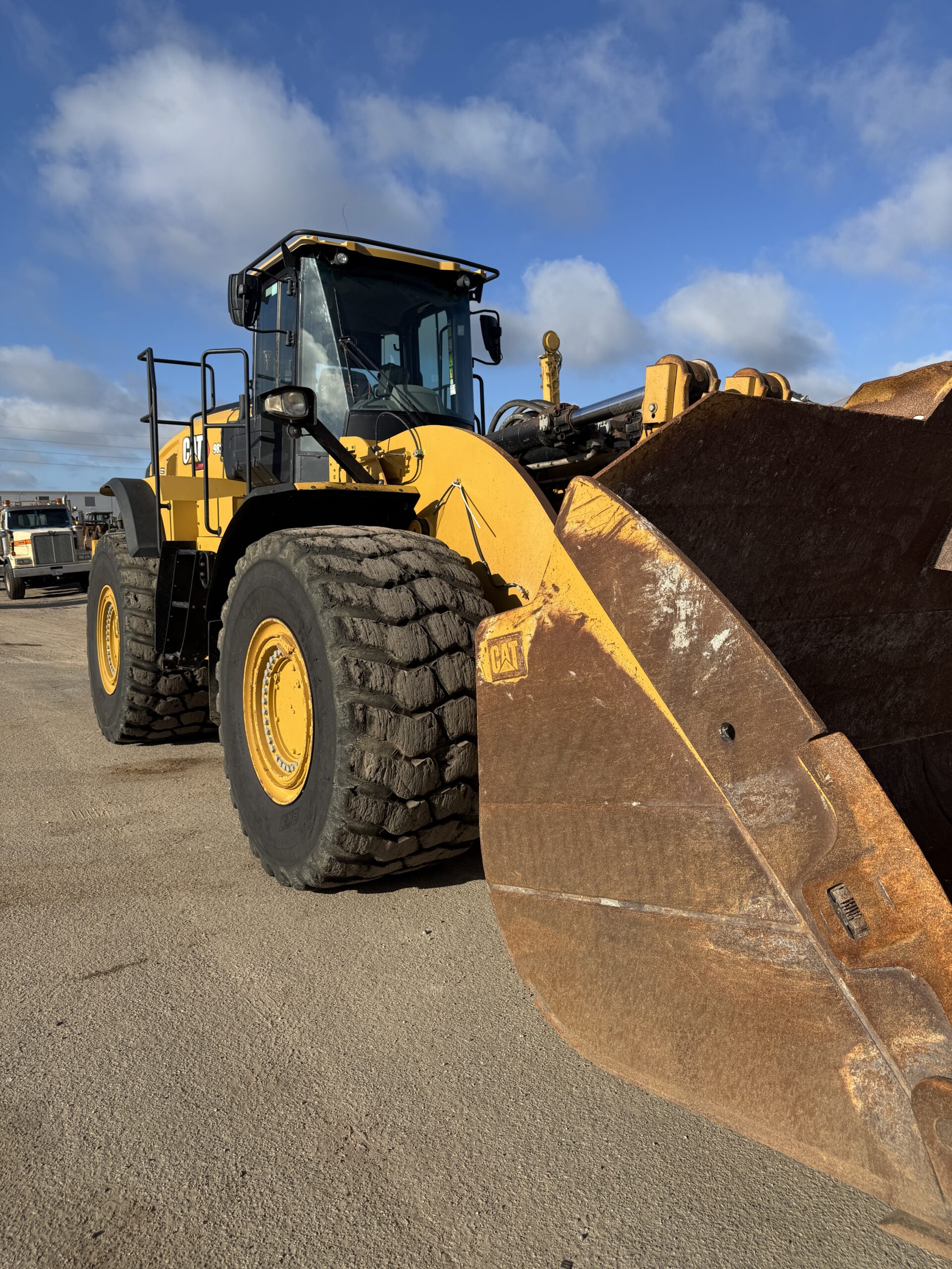 Left side front view heavy-duty front bucket on Cat 982M for bulk material handling