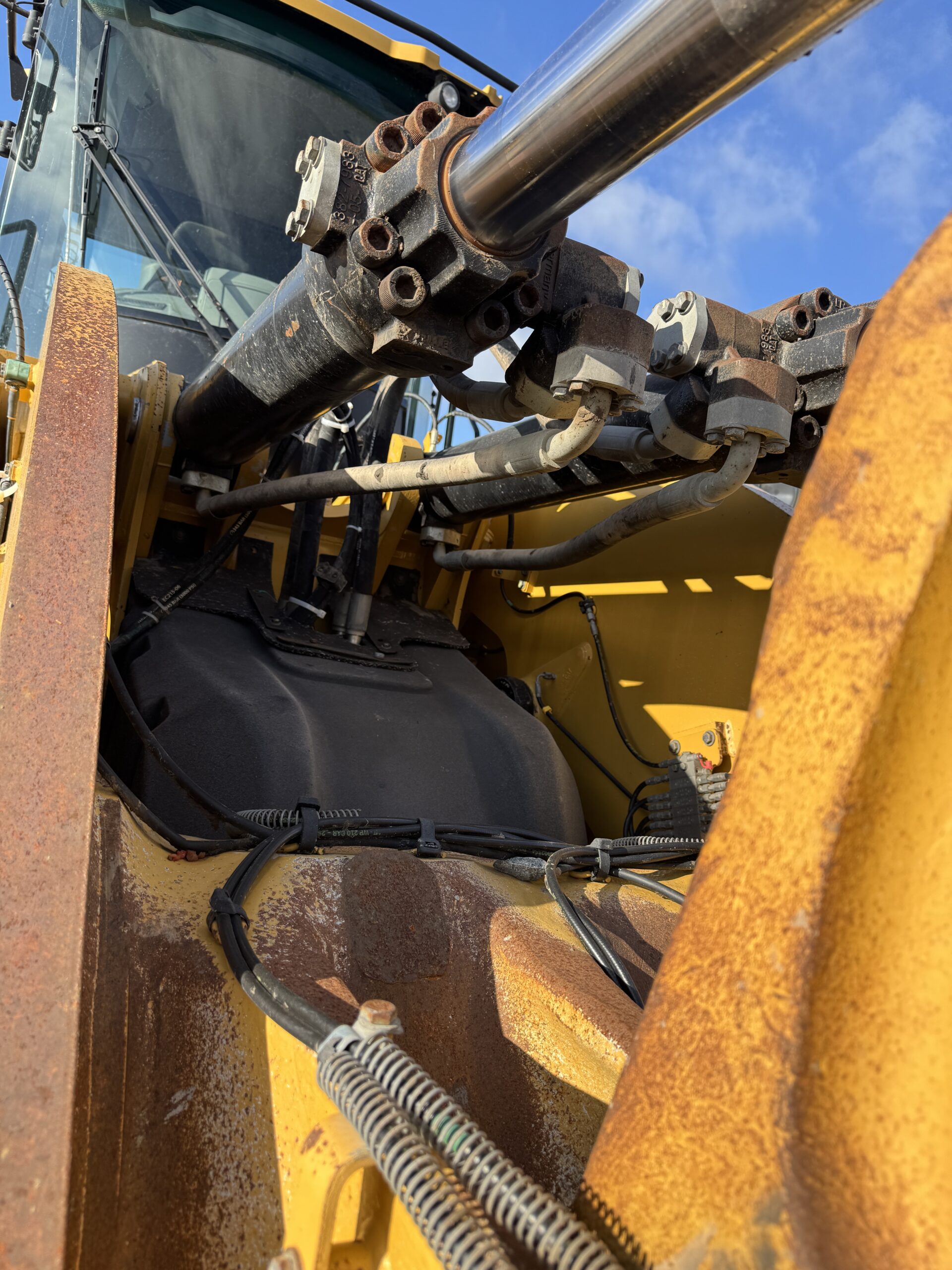 View of the 2020 Cat 982M hydraulics and mechanical view 2.