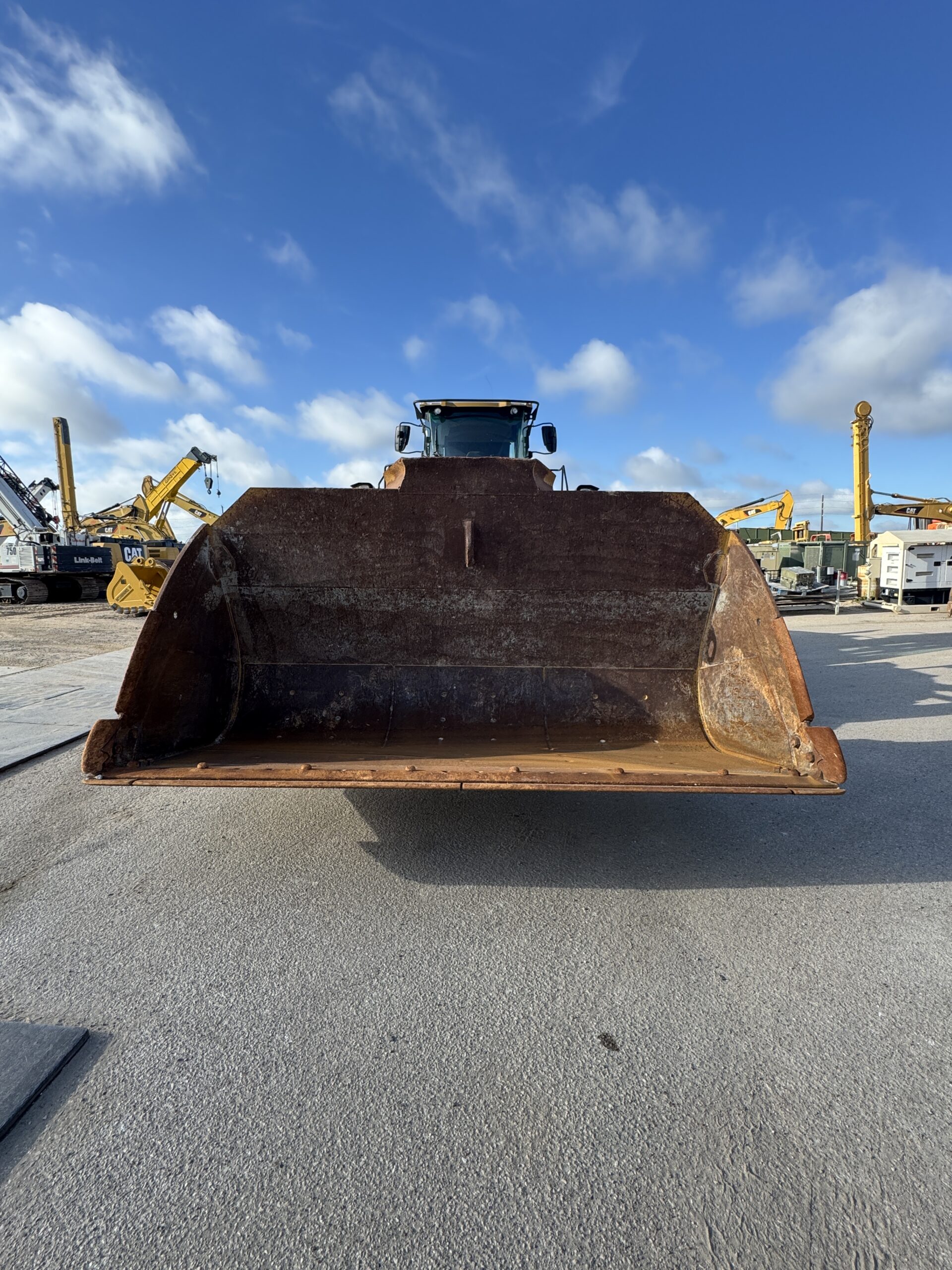 Heavy-duty front bucket on Cat 982M for bulk material handling