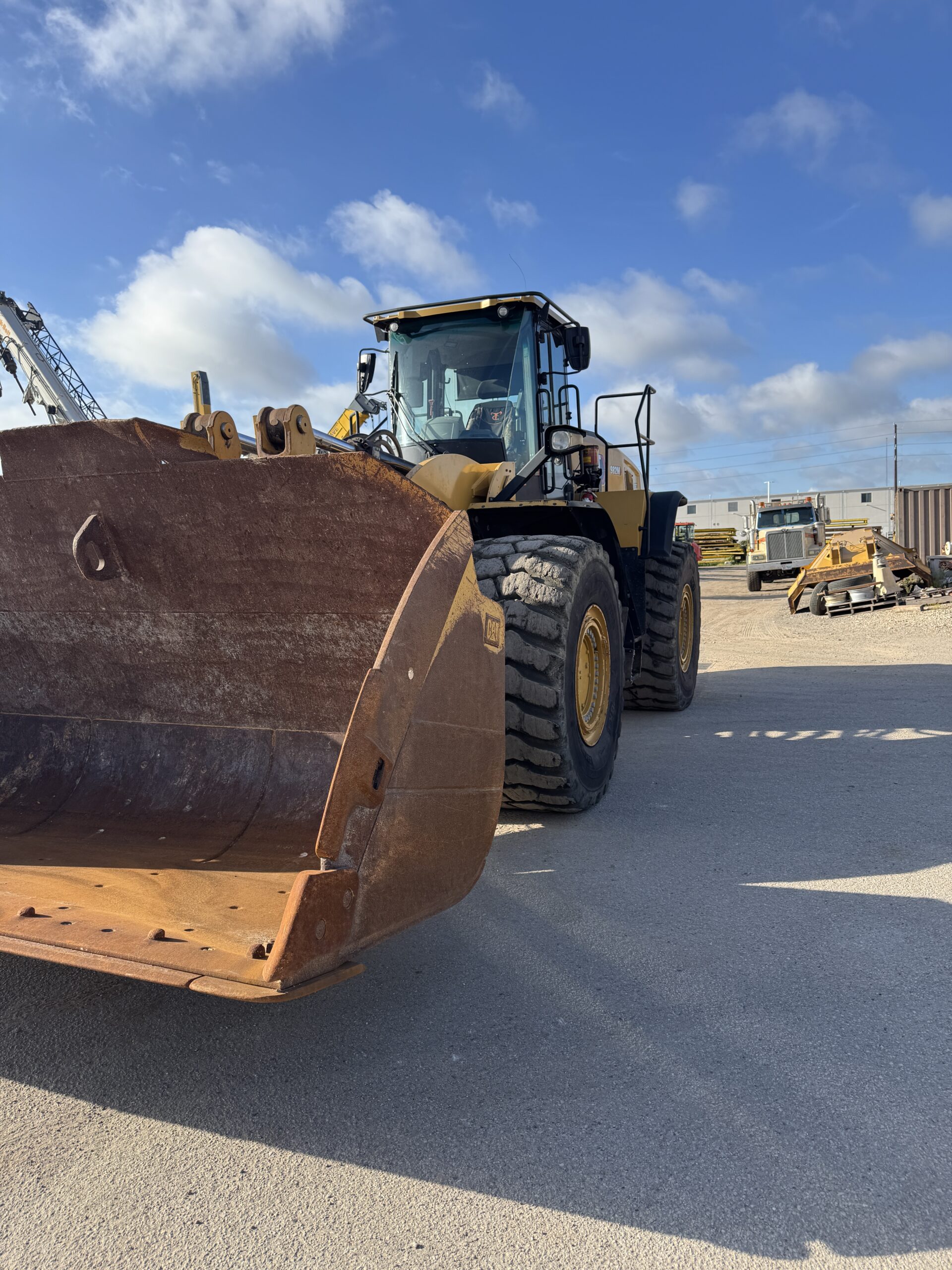 Right side front view heavy-duty front bucket on Cat 982M for bulk material handling